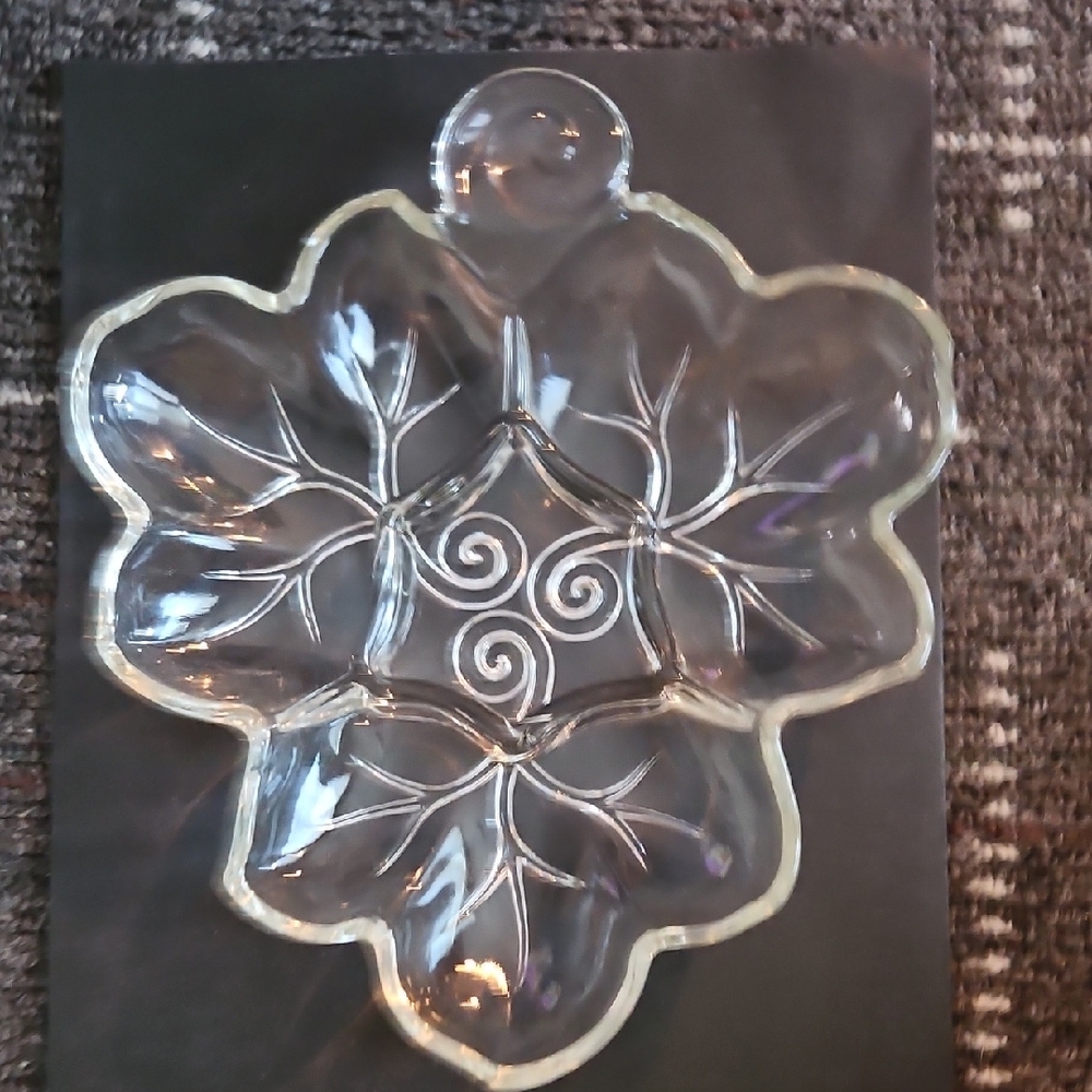 Elegant Clear Glass Leaf Art Piece